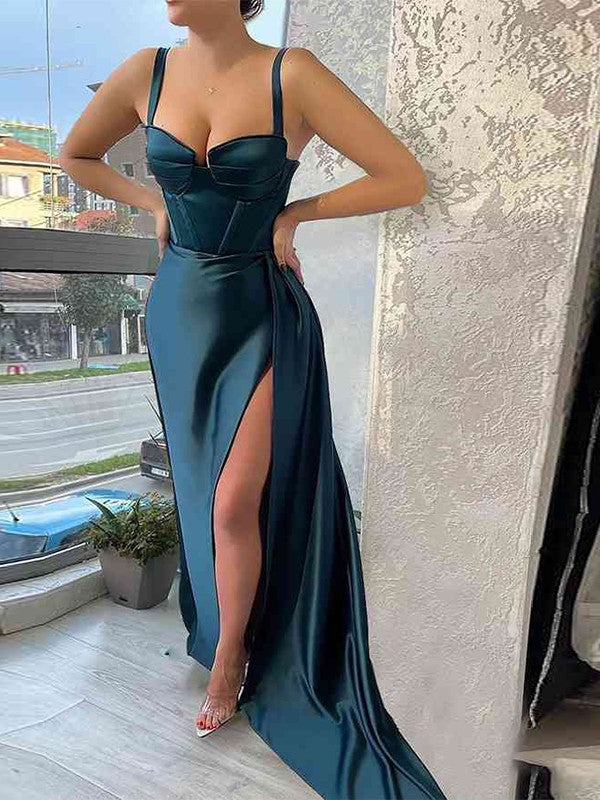 Robes en satin à bretelles froncées sans manches avec traîne